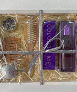 باكيج عطر colour me purple 100 ml+عطر colour me purple 50 ml+ كرة فوارة+مشط خشبي مستطيل boreal إيطالي+مشط كلاسيكي صغير boreal إيطالي+ شمعة فواحة