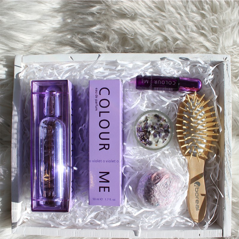 باكيج عطر colour me violet 100 ml+عطر colour me violet 50 ml+كرة فوارة+شمعة فواحة +عطر نبض colour me purple 10 ml+مشط خشبي بيضاوي boreal ايطالي
